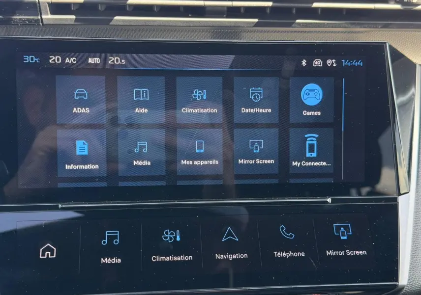 Écran tactile central de la Peugeot 408 Hybrid bleu Obsession, affichant les menus multimédia et climatisation.