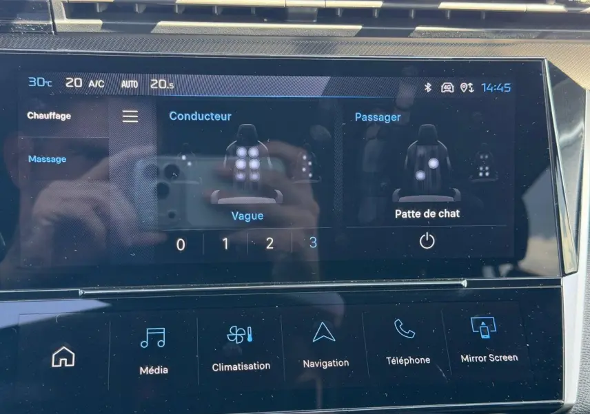 Écran tactile intérieur du Peugeot 408 Hybrid 145ch GT, affichant les réglages de massage des sièges conducteur et passager.