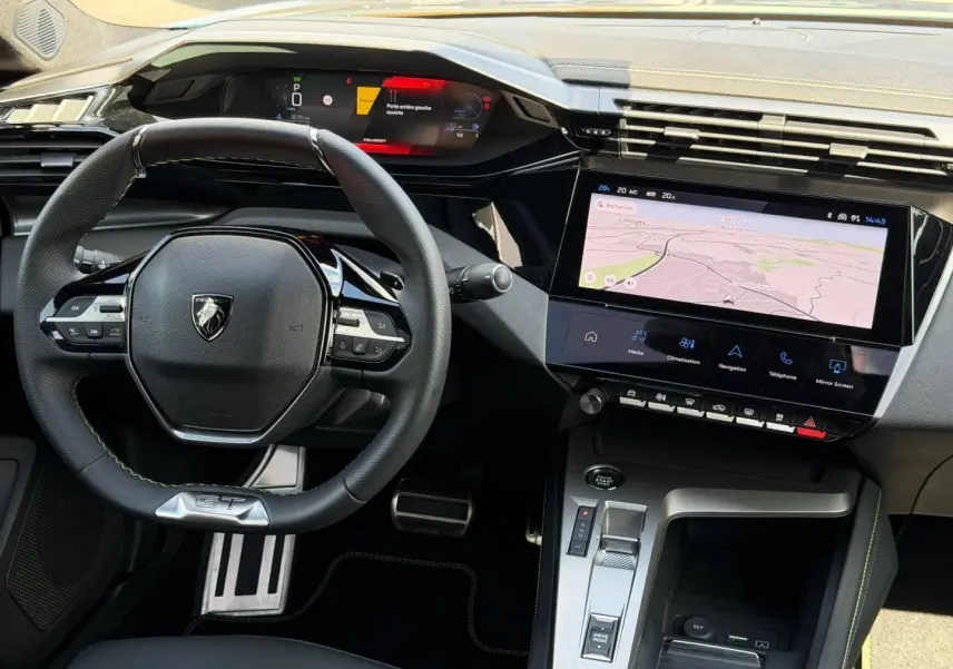 Vue intérieure centrée sur le volant cuir GT et l'écran tactile du tableau de bord de la Peugeot 408 Hybrid.