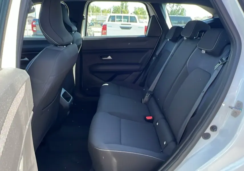 Vue intérieure côté droit des sièges arrière noirs du Dacia Bigster blanc glacier 2025, version TCE 130 4x4 Expression GPS.