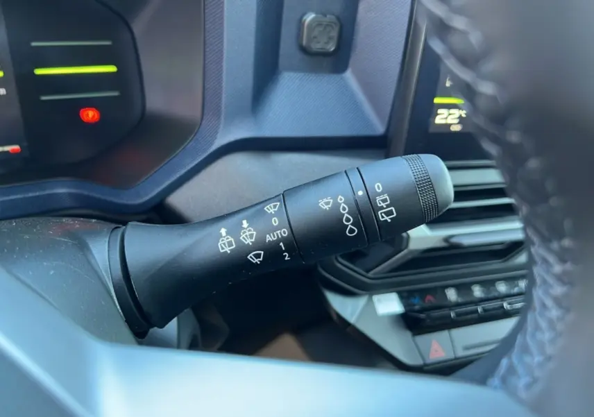 Gros plan sur la commande d’essuie-glace du tableau de bord du Dacia Bigster blanc glacier 2025, version TCE 130 4x4 Expression GPS.