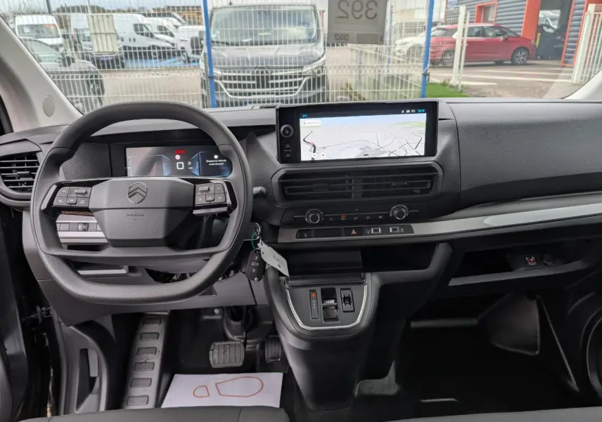 Intérieur du Citroën Jumpy 2025 vu de face, tableau de bord noir avec écran tactile 10 pouces affichant la navigation.