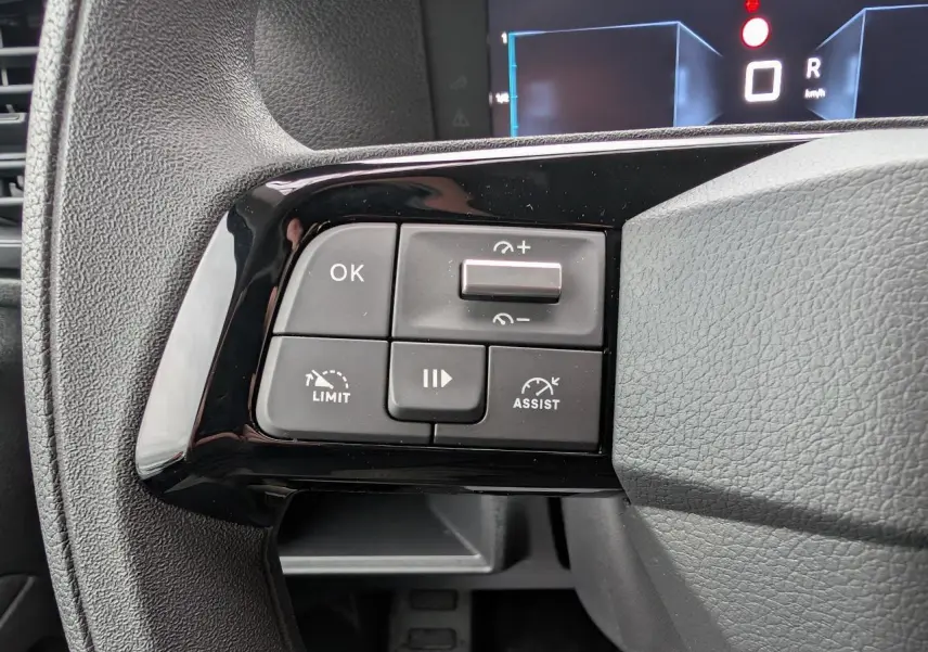 Gros plan sur les commandes au volant du Citroën Jumpy 2025, boutons noirs avec fonctions limiteur et assist.