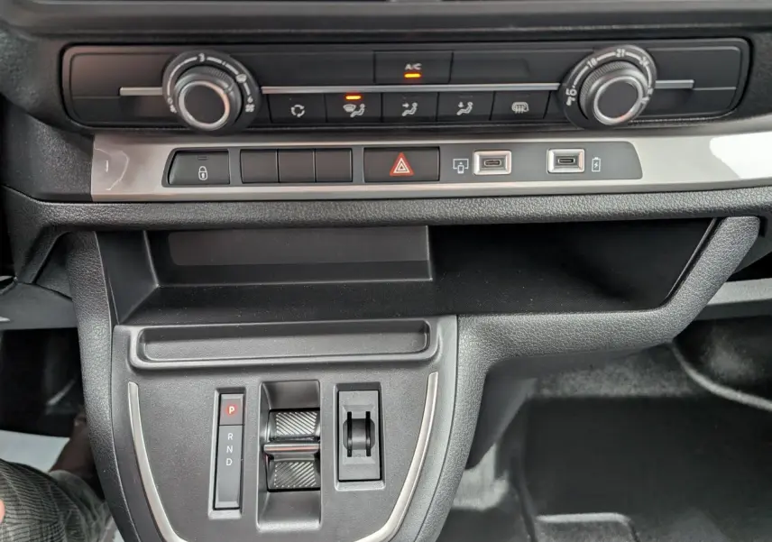 Vue rapprochée de la console centrale noire du Citroën Jumpy 2025 avec commandes climatisation et boîte automatique.