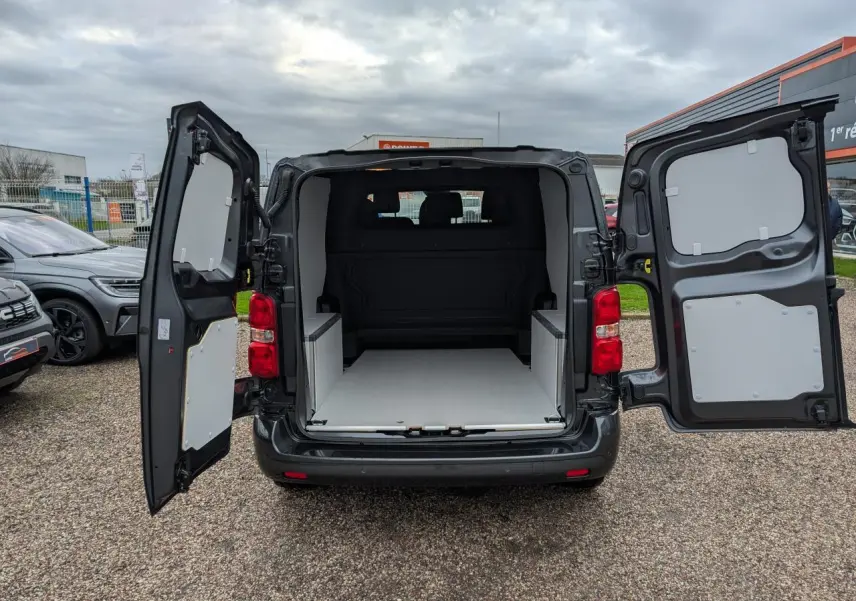 Vue arrière du Citroën Jumpy gris 2025 avec portes battantes ouvertes montrant l'espace de chargement vide.