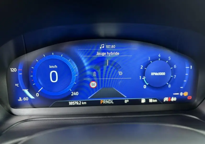 Tableau de bord numérique bleu du Ford Puma 2023, affichant la jauge hybride et compte-tours à 0 RPM.