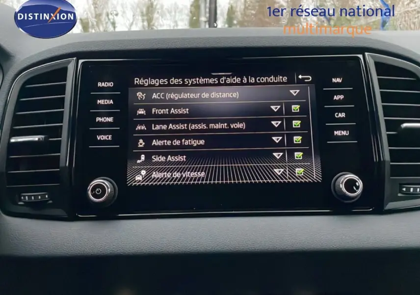Écran central du tableau de bord du Skoda Karoq 2025 affichant les aides à la conduite, vue de face.