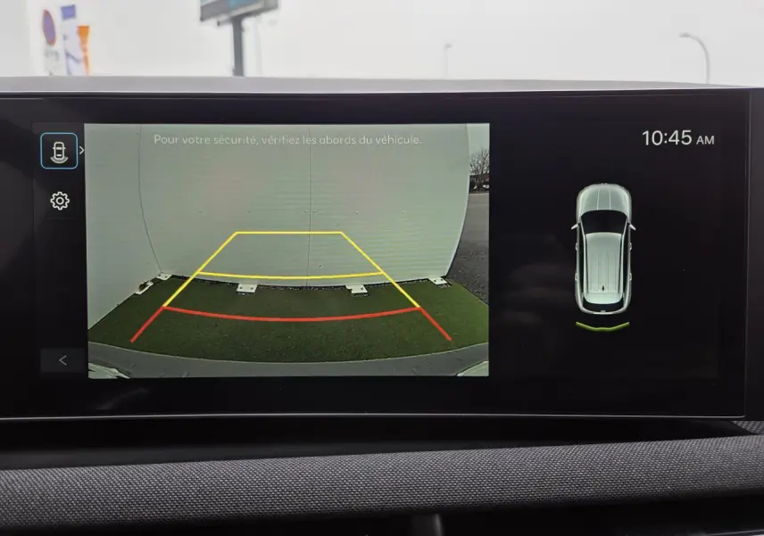 Écran multimédia du Hyundai Tucson 2025 affichant la caméra de recul avec lignes de guidage actives.