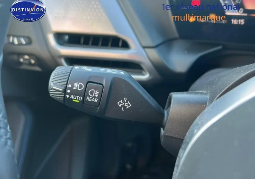 Gros plan sur la commande des feux et clignotants dans l’habitacle d’une BMW Série 1 blanche Alpine 2025.