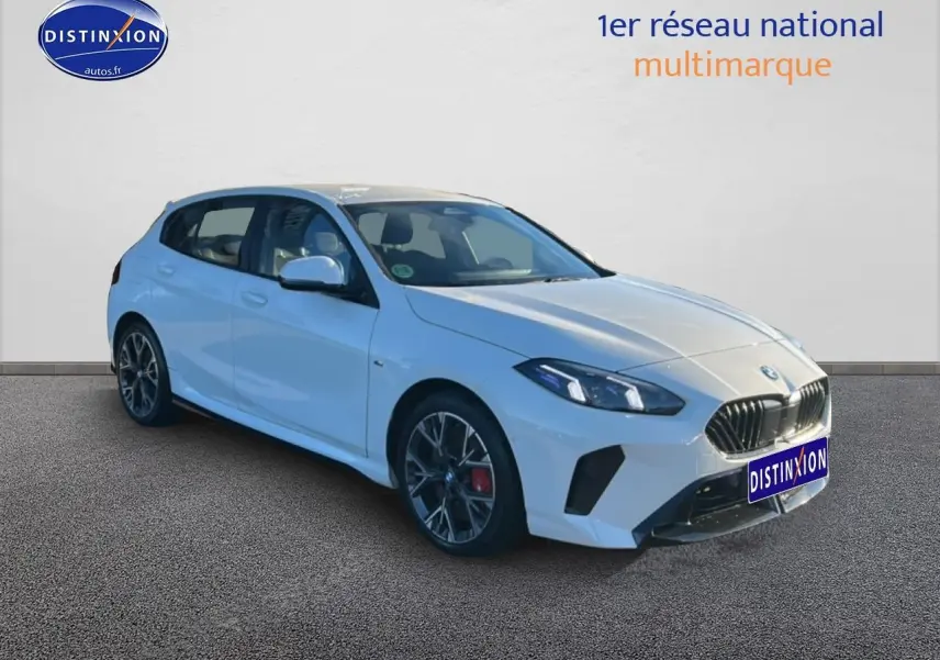 BMW Série 1 118da blanc alpin vue 3/4 avant droit avec jantes 18 pouces bicolores et phares LED M Shadow Line.