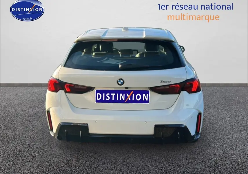 Vue arrière d'une BMW Série 1 (f40) 118da blanc alpin avec feux LED et diffuseur noir sportif.