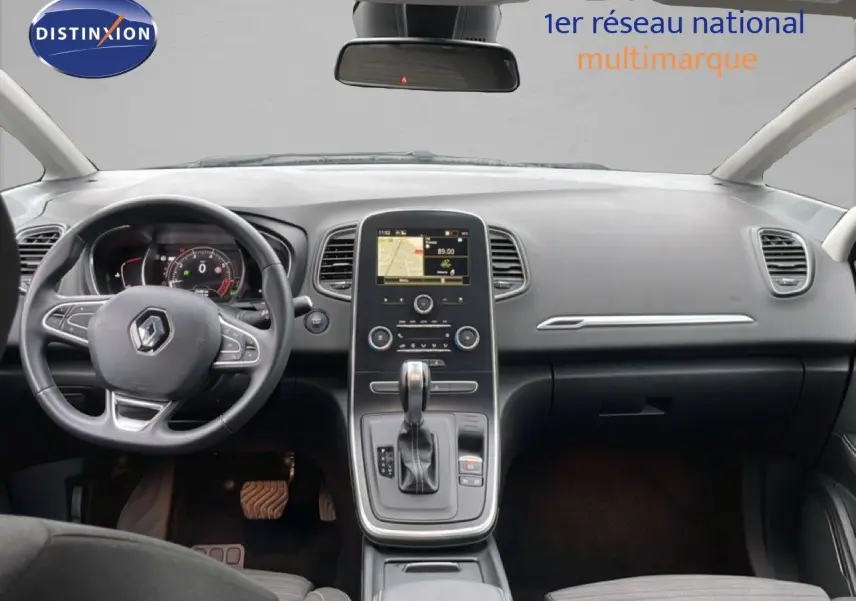 Vue intérieure frontale du tableau de bord et volant noir du Renault Grand Scenic TCE 140CH EDC FAP Business 2022.