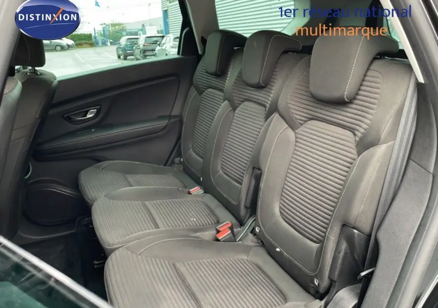 Vue côté droit des sièges arrière en tissu gris du Renault Grand Scénic 2022, intérieur spacieux et moderne.