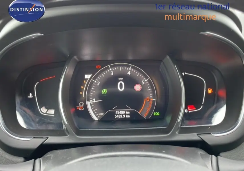 Vue rapprochée du tableau de bord numérique du Renault Grand Scenic noir étoile métal, affichant le compteur à zéro km/h.