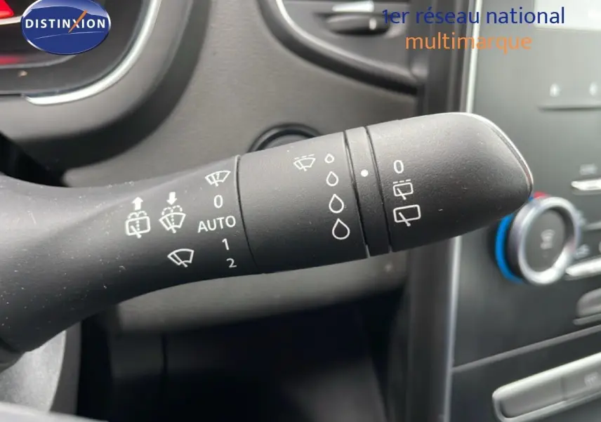 Gros plan sur la commande d’essuie-glace du Renault Grand Scenic noir étoile métal, intérieur avec tableau de bord en arrière-plan.