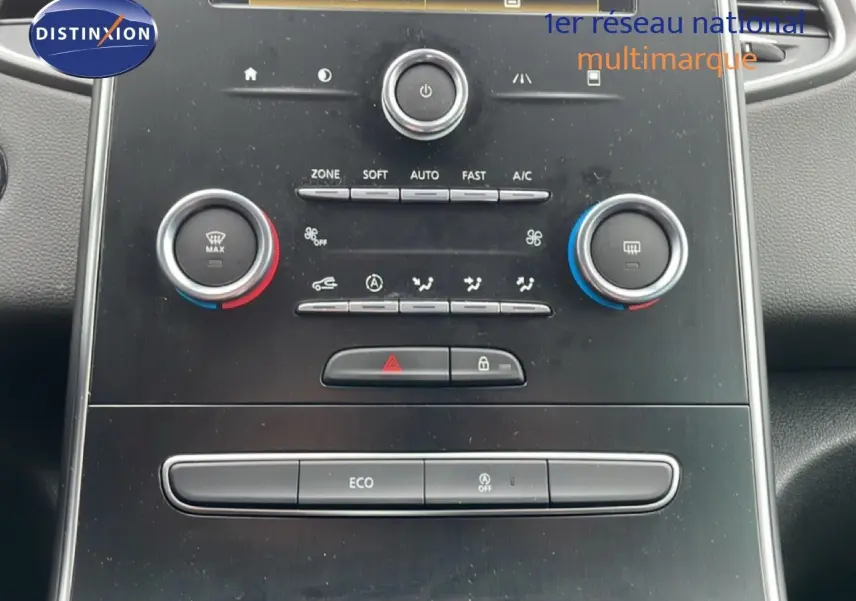 Vue rapprochée de la console centrale noire du Renault Grand Scenic 2022, avec commandes climatisation et bouton ECO.