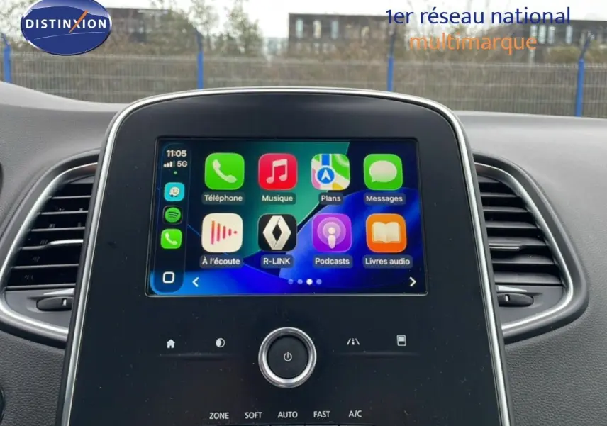 Vue rapprochée de l’écran tactile central du Renault Grand Scenic noir étoile métal, affichant l’interface R-Link.