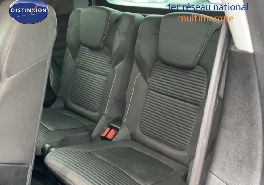 Vue intérieure sur les sièges arrière noirs étoile métal du Renault Grand Scenic 2022, finition tissu avec surpiqûres claires.