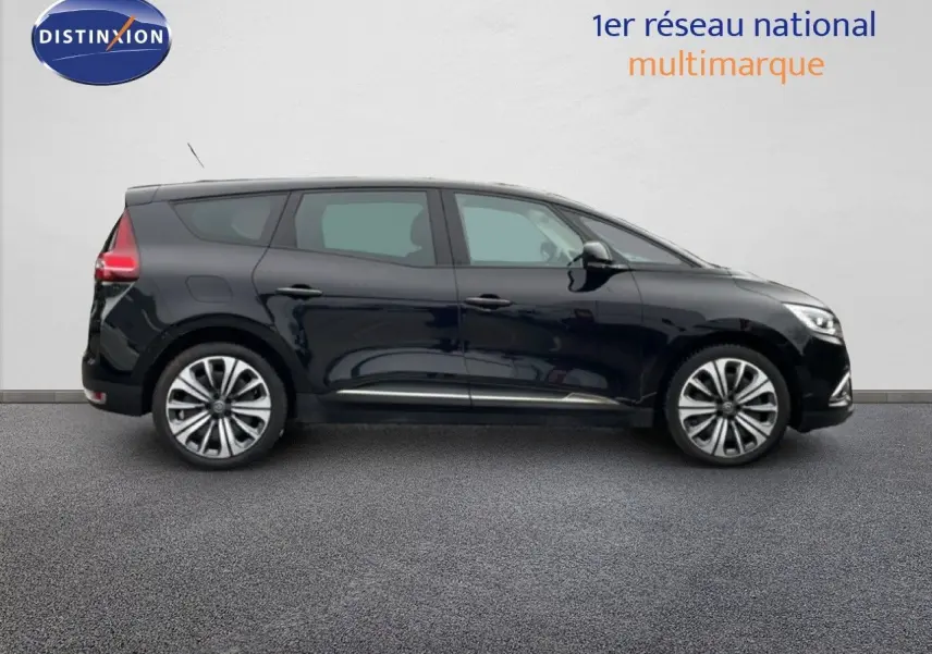 Profil côté gauche du Renault Grand Scenic noir étoile métal 2022, soulignant ses jantes alliage et lignes fluides.