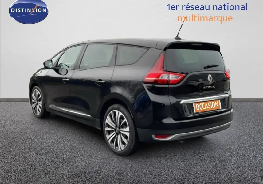 Renault Grand Scenic noir étoile métal vu en 3/4 arrière droit avec feux arrière distinctifs et jantes alliage.