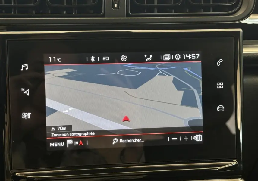 Écran tactile central de la Citroën C3 blanc 2021 affichant la navigation avec carte et température extérieure.