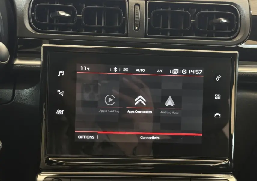 Écran tactile central de la Citroën C3 blanc, affichant les options Apple CarPlay et Android Auto en vue frontale.
