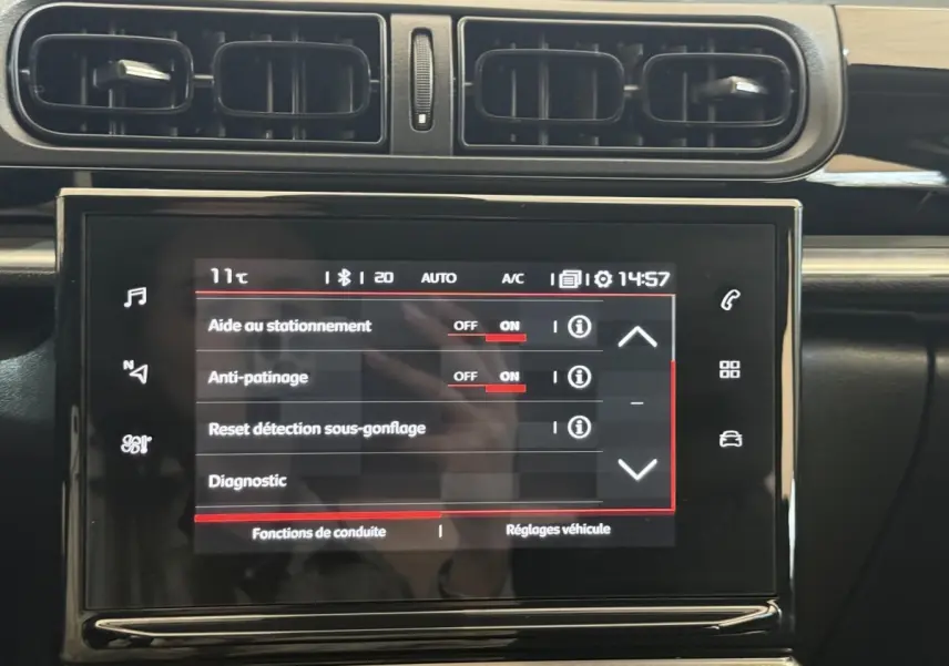 Écran tactile central de la Citroën C3 2021 blanc affichant les réglages d’aide à la conduite et d’anti-patinage.