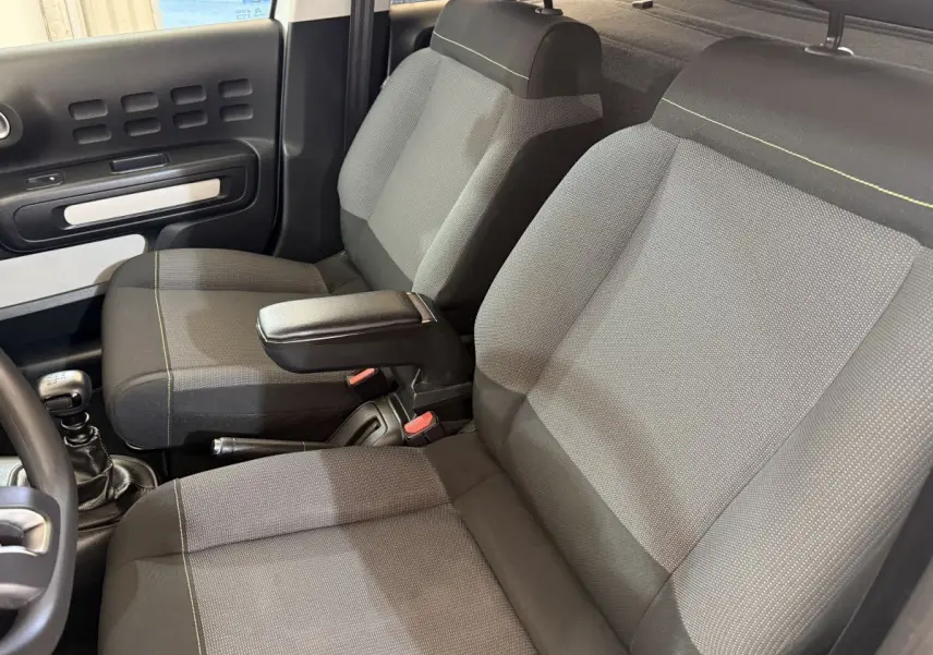 Vue intérieure rapprochée des sièges avant gris et noir de la Citroën C3 BlueHDi 100 S&S BVM6 Feel 2021.