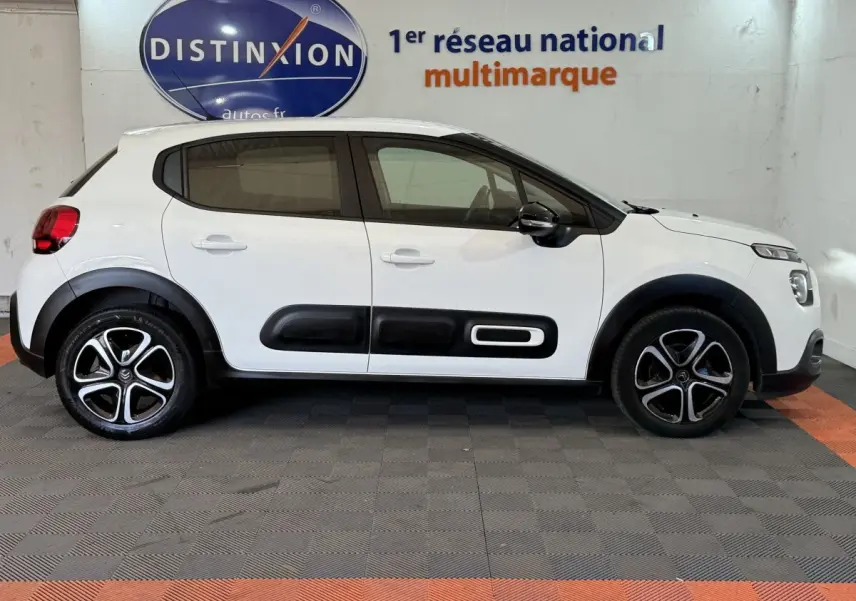 Vue de profil côté gauche d'une Citroën C3 blanche 2021 avec protections noires Airbump et jantes alliage.