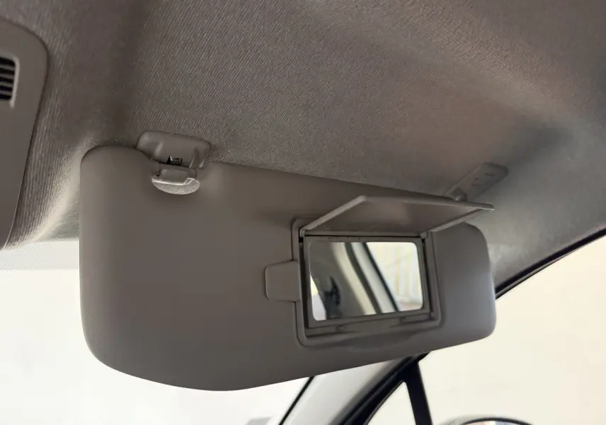 Miroir de courtoisie ouvert sur pare-soleil côté conducteur dans l’habitacle d’une Citroën C3 blanche 2021.