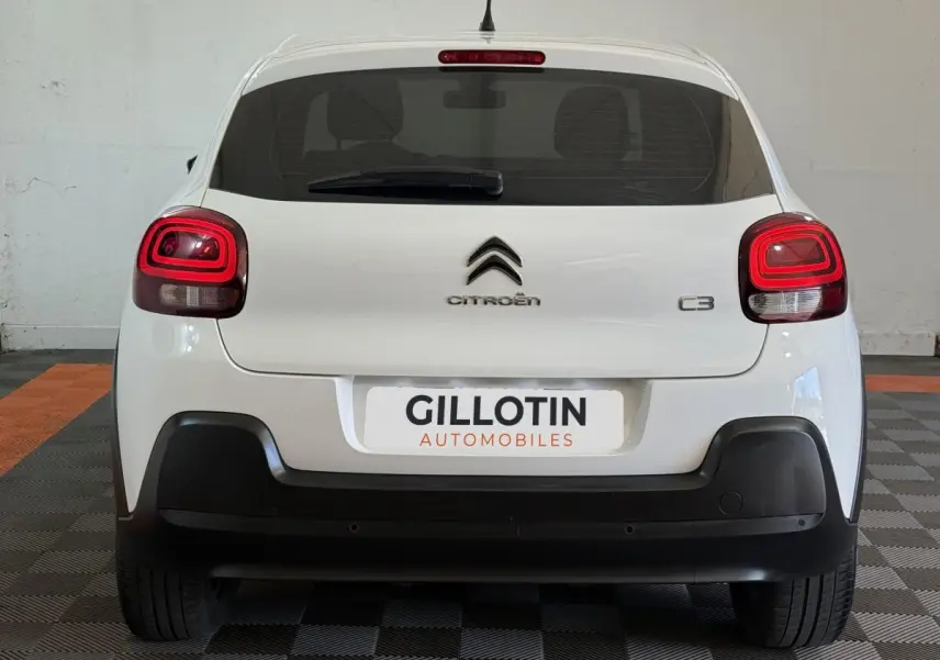 Vue arrière d'une Citroën C3 blanche 2021 avec feux arrière LED et pare-chocs noir contrastant.