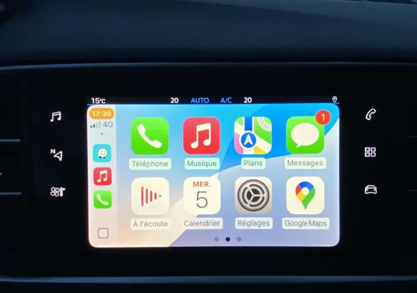 Écran tactile 9,7'' de la Peugeot 308 gris clair, affichant l'interface Apple CarPlay avec plusieurs applications.