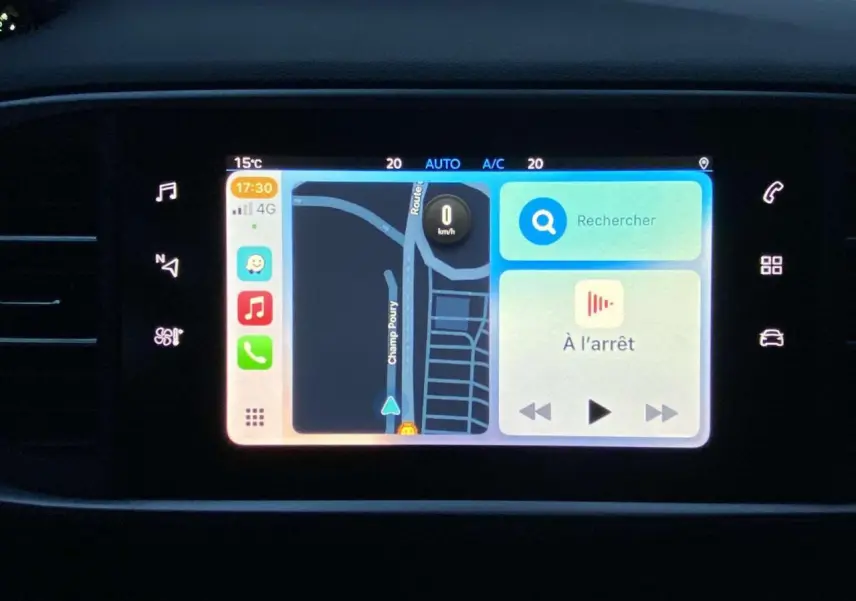 Écran tactile 9,7'' de la Peugeot 308 Style 2020 affichant navigation et commandes multimédia.