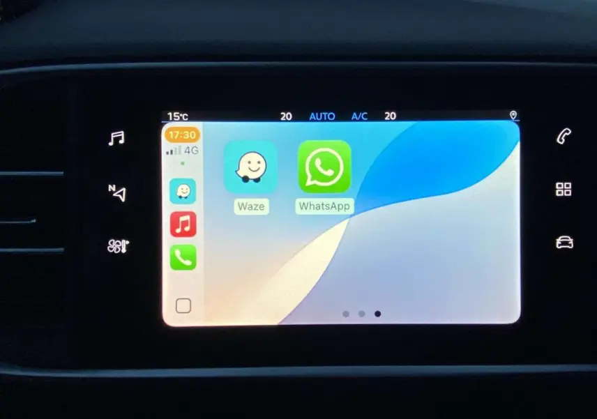 Écran tactile 9,7'' de la Peugeot 308 2020 affichant les applications Waze et WhatsApp en interface multimédia.