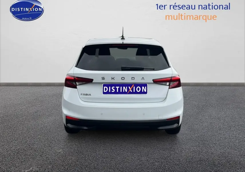 Vue arrière d'une Skoda Fabia blanche 2025 avec feux arrière LED et lunette arrière teintée.