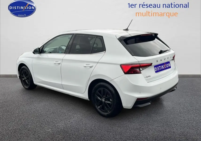 Vue 3/4 arrière droite d'une Skoda Fabia blanche 2025 avec jantes noires et vitres teintées.