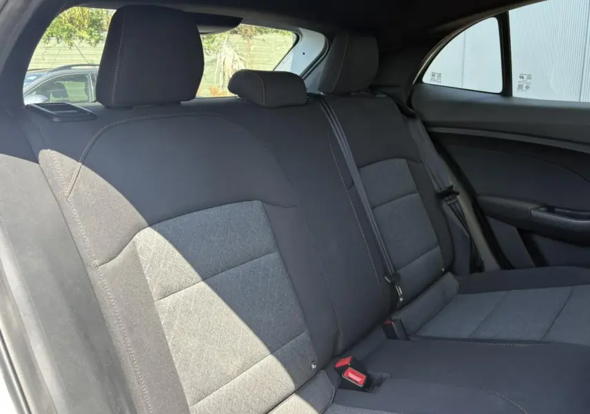 Vue intérieure des sièges arrière en tissu noir du MG3 1.5 Hybrid+ 195 Comfort, avec appuie-têtes et ceintures visibles.