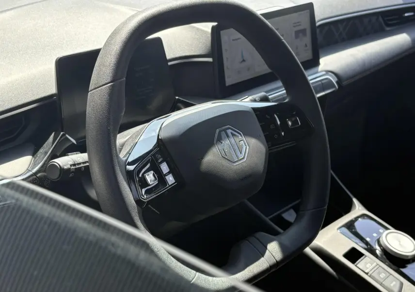 Vue rapprochée du volant noir et du tableau de bord numérique du MG3 1.5 Hybrid+ 195 Comfort, intérieur moderne et épuré.