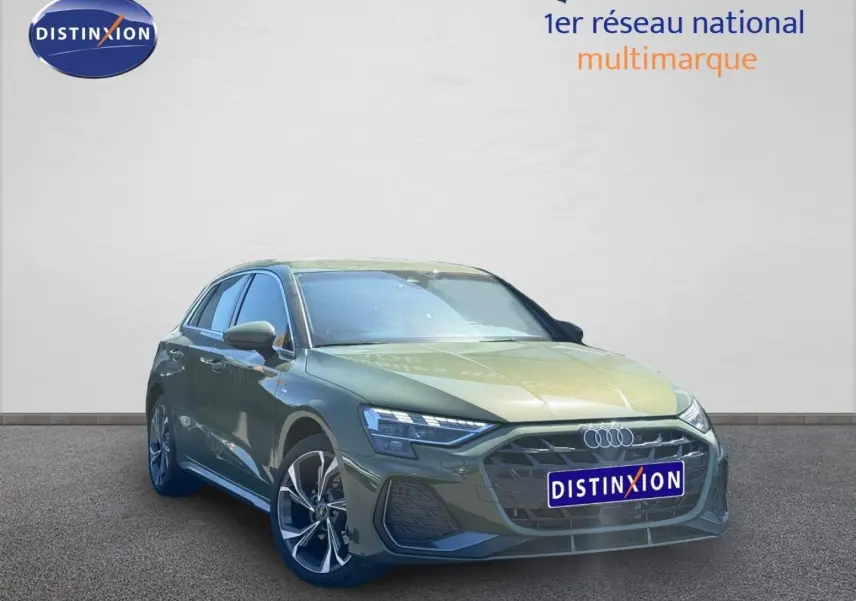 Audi A3 Sportback 40 TFSI e 2025 vert District métallisé, vue 3/4 avant avec jantes alliage et calandre S line.