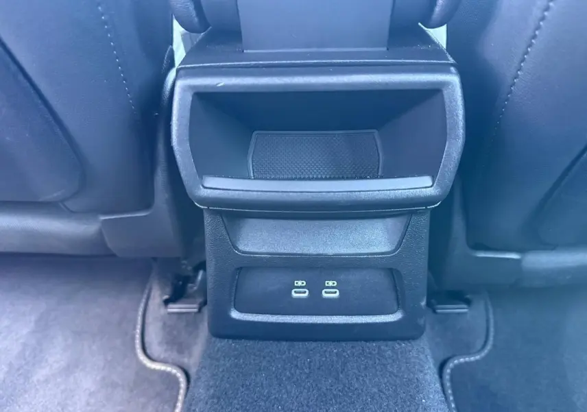 Vue rapprochée de la console arrière noire avec deux ports USB-C de l'Audi A3 Sportback 40 TFSI e 2025.