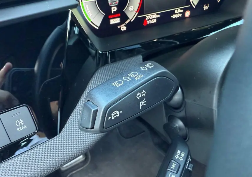 Détail du commodo gauche avec commandes d’éclairage et assistance, tableau de bord numérique partiel de l’Audi A3 Sportback 2025.