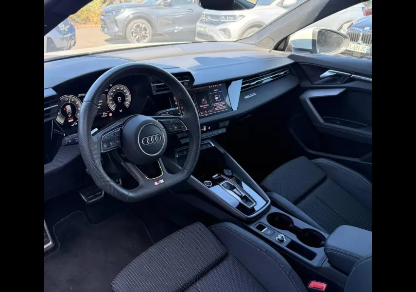 Intérieur Audi A3 Sportback 40 TFSI e 2025, vue côté conducteur, volant sport et tableau de bord numérique.
