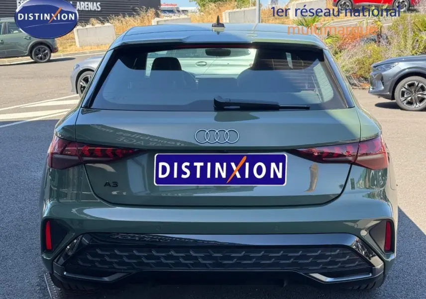 Vue arrière d'une Audi A3 Sportback 40 TFSI e 204ch S line en vert District métallisé, avec feux LED et diffuseur noir.