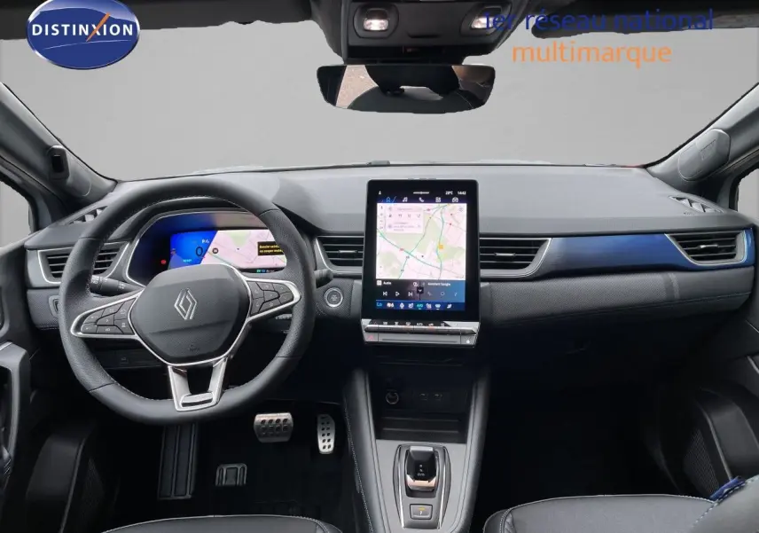 Vue intérieure avant du tableau de bord de la Renault Symbioz gris rafale métal avec écran tactile vertical et volant multifonction.