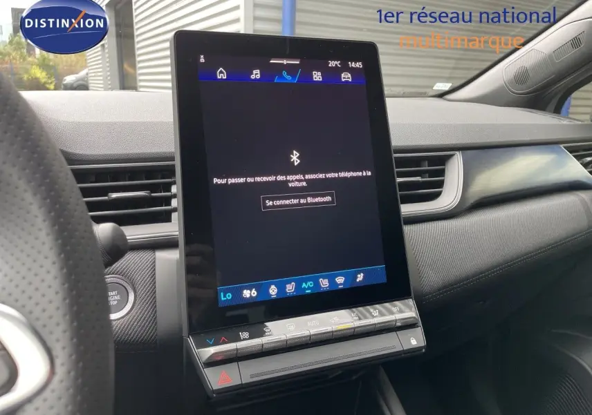 Vue intérieure du tableau de bord du Renault Symbioz gris Rafale Métal, avec écran tactile central vertical et détails modernes.