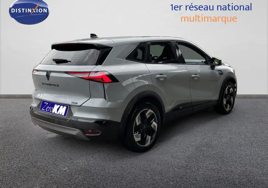 Vue 3/4 arrière droite du Renault SYMBIOZ gris Rafale métal avec feux arrière fins et jantes noires bicolores.