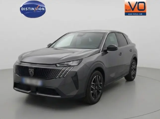 Peugeot 3008 Hybrid gris en 3/4 avant droit, avec calandre noire distinctive et jantes alliage 18 pouces.