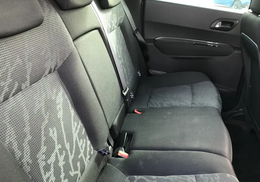 Vue latérale droite de la banquette arrière en tissu gris anthracite du Peugeot 3008 2011, avec ceintures et ancrages ISOFIX visibles.