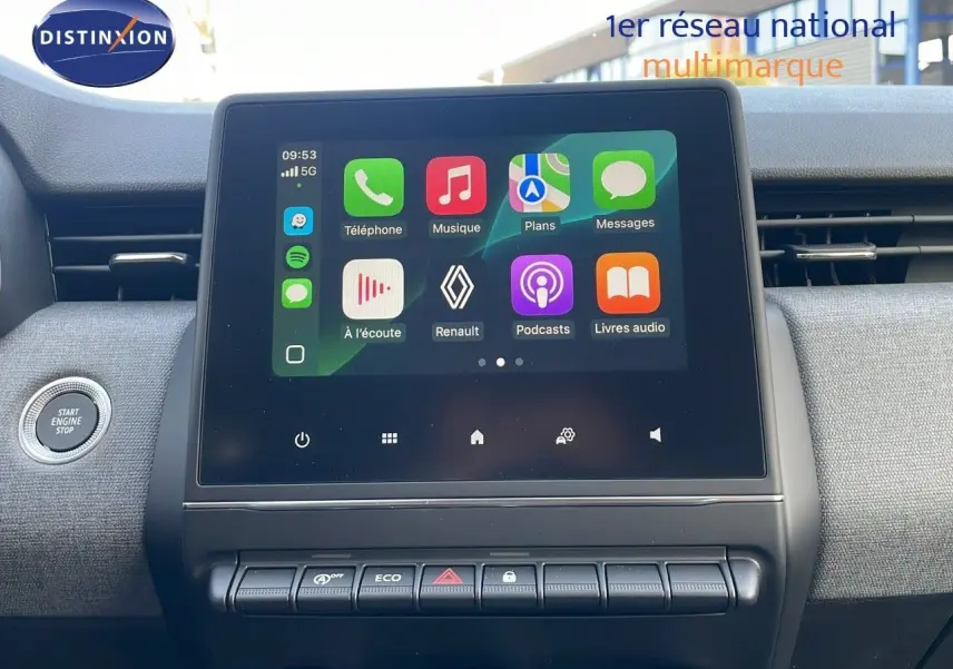 Écran tactile central affichant les applications connectées dans l'habitacle moderne de la Renault Clio 2025.