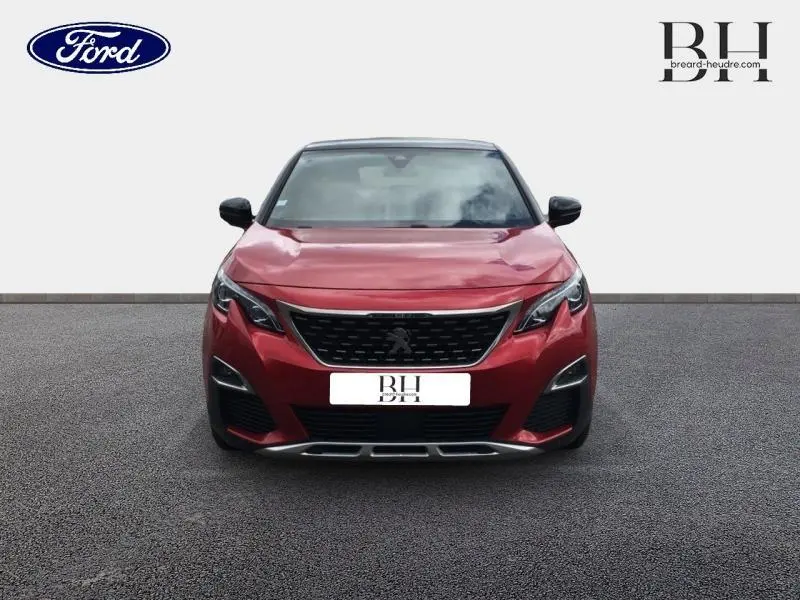 Vue frontale d'un Peugeot 3008 rouge Ultimate avec calandre noire et détails chromés sur un fond neutre.